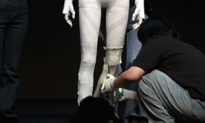 机器人“猫步”惊艳市场，何小鹏“两度自证”