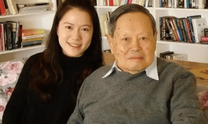 一个贪财一个好色？杨振宁103岁生日照曝光，喊小54岁翁帆达令