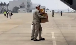 俄战机抵南昌进货，成箱啤酒搬进伊尔76，“东风5C”也想带回国