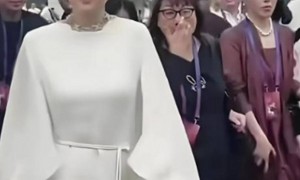 章子怡侄女19岁生日，章爸首露面头发花白，抱着孙子笑得合不拢嘴