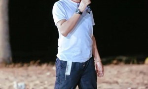 汪涵近照曝光，白发显老态！岁月无情惹网友热议。