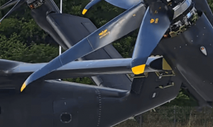 小鹏女机器人走猫步，网友：“赌包辣条，绝对是真人！”