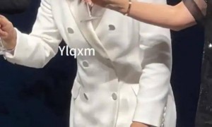 郭晶晶和周涛罕见同台！她举着酒杯一口酒没喝，周涛下台差点绊倒