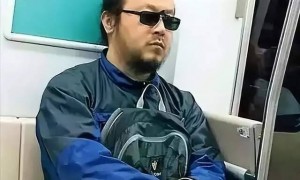 55岁窦唯已迁居阿那亚多年，骑电动车，买菜砍价，生活过得惬意