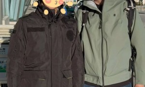 胡歌带老婆上海看房，32岁黄曦宁素颜白净但显老，穿得宽松像孕妇