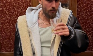 贾斯汀比伯晒与海莉旅行照，浓密胡子戴毛线帽，网友调侃像鲁滨逊