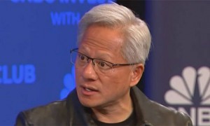 黄仁勋称：美国必须赢得AI竞赛，未来要像美元一样立在美国技术体系之上