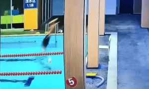 36岁体育老师在游泳馆浅水区跳水致颈椎断裂去世，7岁女儿拉不动爸爸，家属：出事16分钟内没有救生员出现