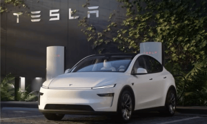 超280万特斯拉遭调查：FSD辅助驾驶功能会闯红灯、逆行