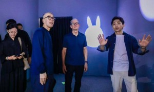 库克再度到访中国：首站现身LABUBU上海展览，还与王宁互动